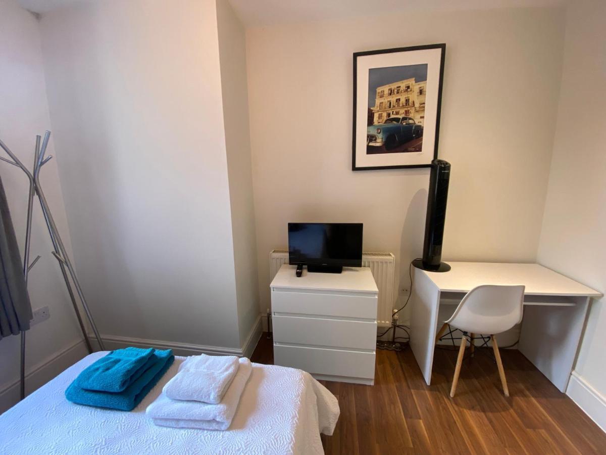Notting Hill Next Door Bedroom In The Share Flat Londres Exterior foto
