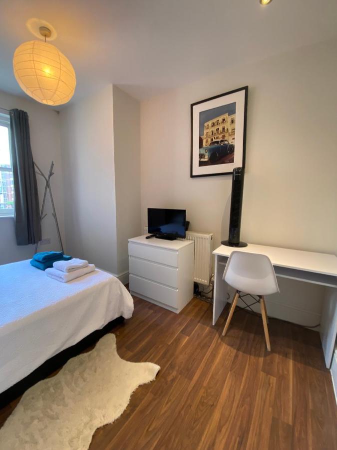 Notting Hill Next Door Bedroom In The Share Flat Londres Exterior foto